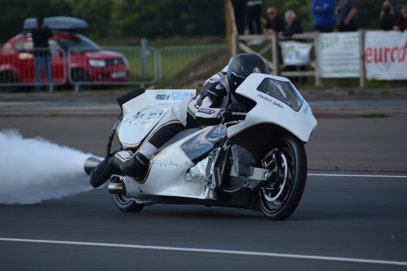 The fastest steam-powered motorcycle in history has surpassed the 200-meter mark