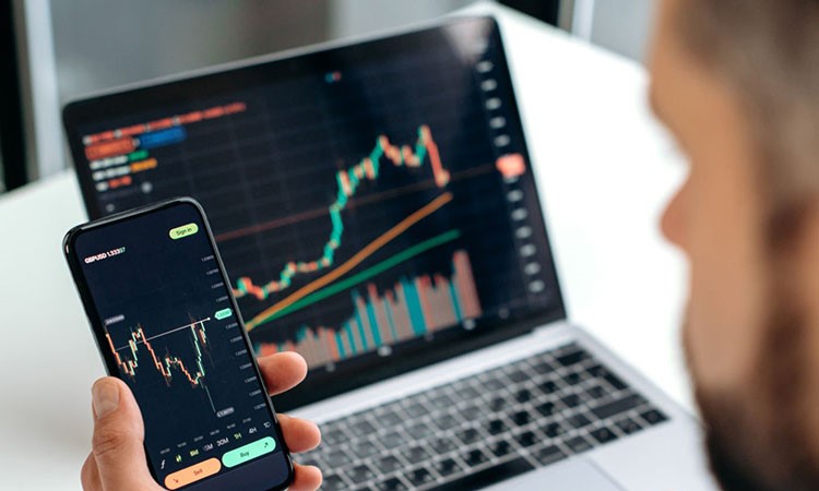Cryptocurrencies Under Pressure: Traders Betting on a Decline
