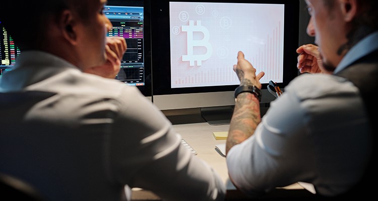BTC Drops Below $61,000 Due to Coinbase Outage